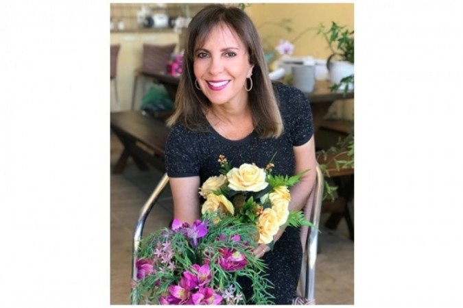 Simone Chaves encontrou nas flores artificiais um hobby na quarentena