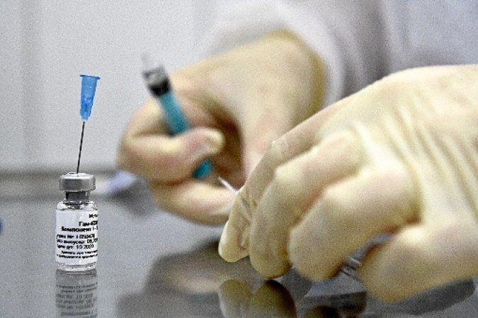 Uma possível parceria permitira a produção da vacina russa no DF - (crédito: Natalia Kolesnikova/AFP) Uma possível parceria permitira a produção da vacina russa no DF - (crédito: Natalia Kolesnikova/AFP)