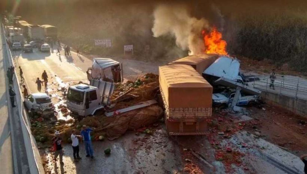 Vídeo: acidente mata pessoa carbonizada, fere onze e fecha rodovia