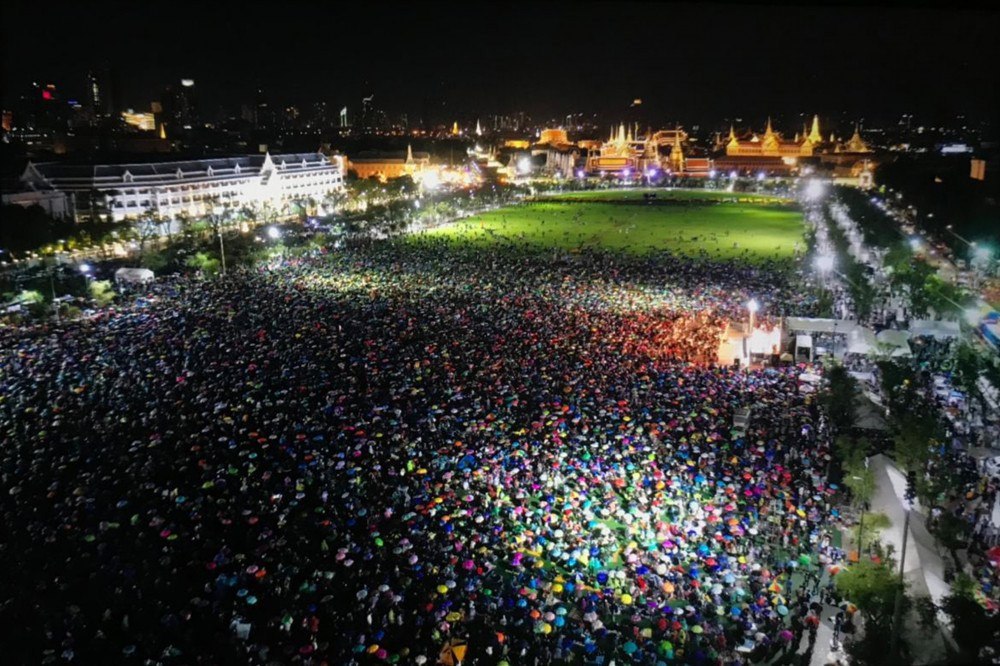 Dezenas de milhares de manifestantes tomam as ruas de Bangkok contra o governo