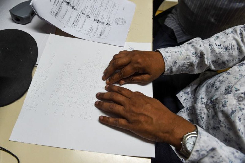 Instituições terão de oferecer diploma em braille a alunos com deficiência