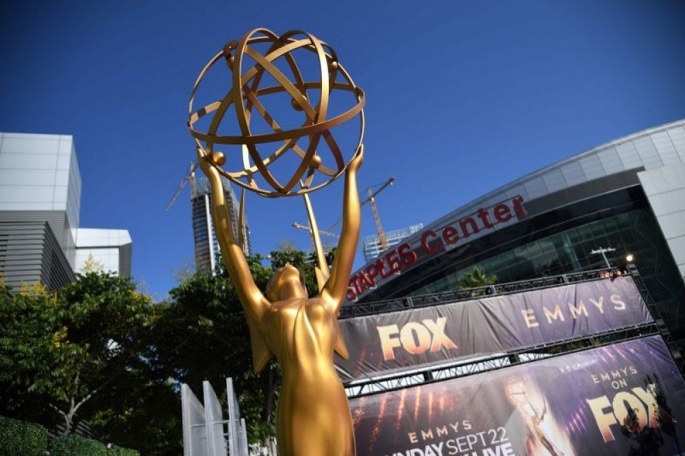 Estatueta do Emmy com álcool em gel acoplado faz sucesso na web
