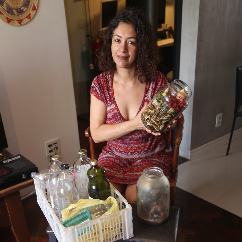 Na casa de Carina Bernardes, os produtos recicláveis têm o destino correto