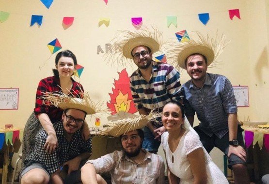 Arraial dos colegas de apartamento Tatiane Carrer, Paulo Vasconcelos, Cau&ecirc; Prado, Gabryel Padro, Richard Dehring e Nat&aacute;lia Nunes em Porto Alegre.