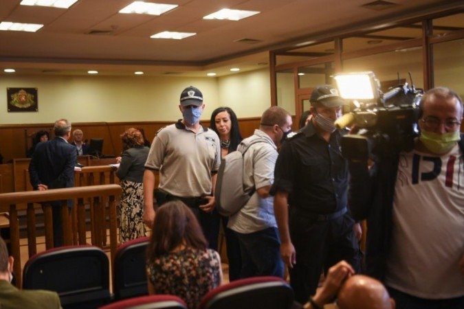 Policiais búlgaros ajudam com a ordem em uma sala do tribunal enquanto juízes do tribunal criminal especializado da Bulgária chegam para a decisão final do ataque a bomba de 2012 contra turistas israelenses no aeroporto de Burgas na Bulgária. - (crédito: NIKOLAY DOYCHINOV / AFP) Policiais búlgaros ajudam com a ordem em uma sala do tribunal enquanto juízes do tribunal criminal especializado da Bulgária chegam para a decisão final do ataque a bomba de 2012 contra turistas israelenses no aeroporto de Burgas na Bulgária. - (crédito: NIKOLAY DOYCHINOV / AFP)