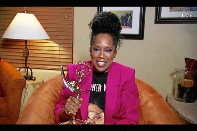 Regina King: nome forte do Emmy 2020, a atriz de 'Watchmen' deu recados contra o racismo -  (crédito: AFP )
