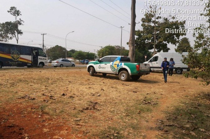 Operação do Instituto Brasília Ambiental e DF Legal no Parque Viva, em Sobradinho, retira barracos irregulares em área pública.