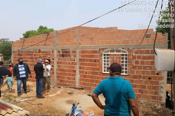 Operação do Instituto Brasília Ambiental e DF Legal no Parque Viva, em Sobradinho, retira barracos irregulares em área pública.