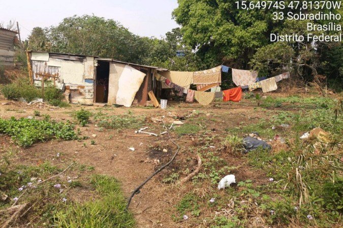 Operação do Instituto Brasília Ambiental e DF Legal no Parque Viva, em Sobradinho, retira barracos irregulares em área pública.