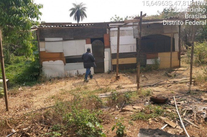 Operação do Instituto Brasília Ambiental e DF Legal no Parque Viva, em Sobradinho, retira barracos irregulares em área pública.