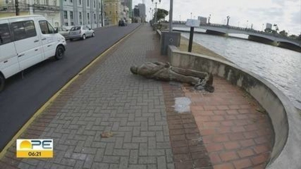 Estátua de Ariano Suassuna é derrubada em ato de vandalismo no Recife