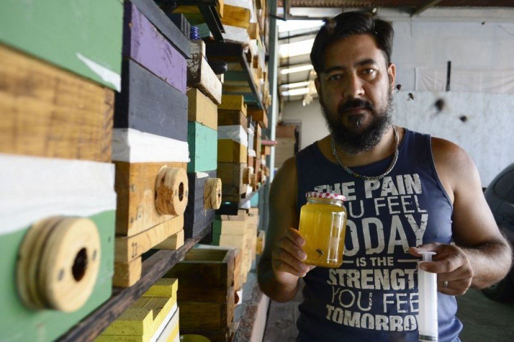  Apicultor Adão Batista tem há aproximadamente um ano o apiário Puro Mel -, que produz diferentes produtos com o mel das abelhas