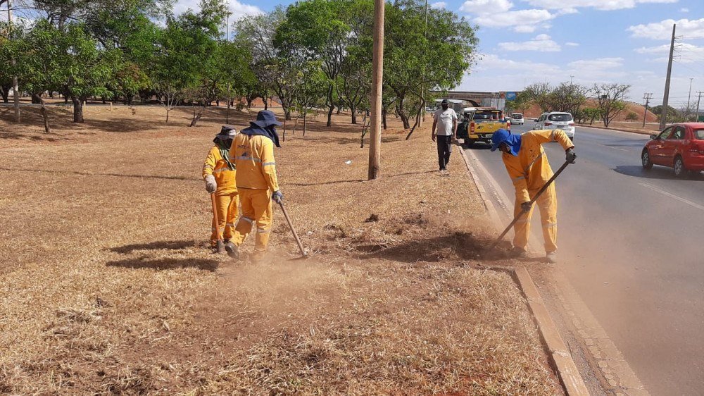 DER realiza limpeza em bocas de lobo para período de chuva