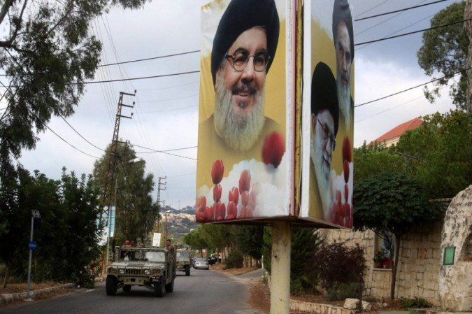 Um comboio do exército libanês patrulha uma rua em Ain Qana depois que uma explosão abalou um local do Hezbollah na vila do sul em 22 de setembro de 2020. - (crédito: Mahmoud ZAYYAT / AFP) Um comboio do exército libanês patrulha uma rua em Ain Qana depois que uma explosão abalou um local do Hezbollah na vila do sul em 22 de setembro de 2020. - (crédito: Mahmoud ZAYYAT / AFP)