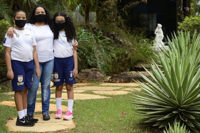 Samuel e Suellen, com a mãe, Flávia de Lima: alimentação e atividades continuam em meio à pandemia -  (crédito:                                     )