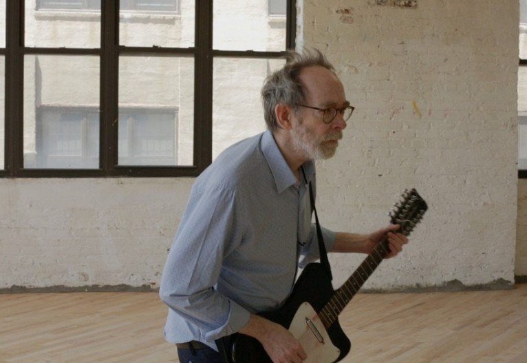 Na sequ&ecirc;ncia final do filme, Arto Lindsay improvisa sozinho em um galp&atilde;o em reformas no Brooklyn