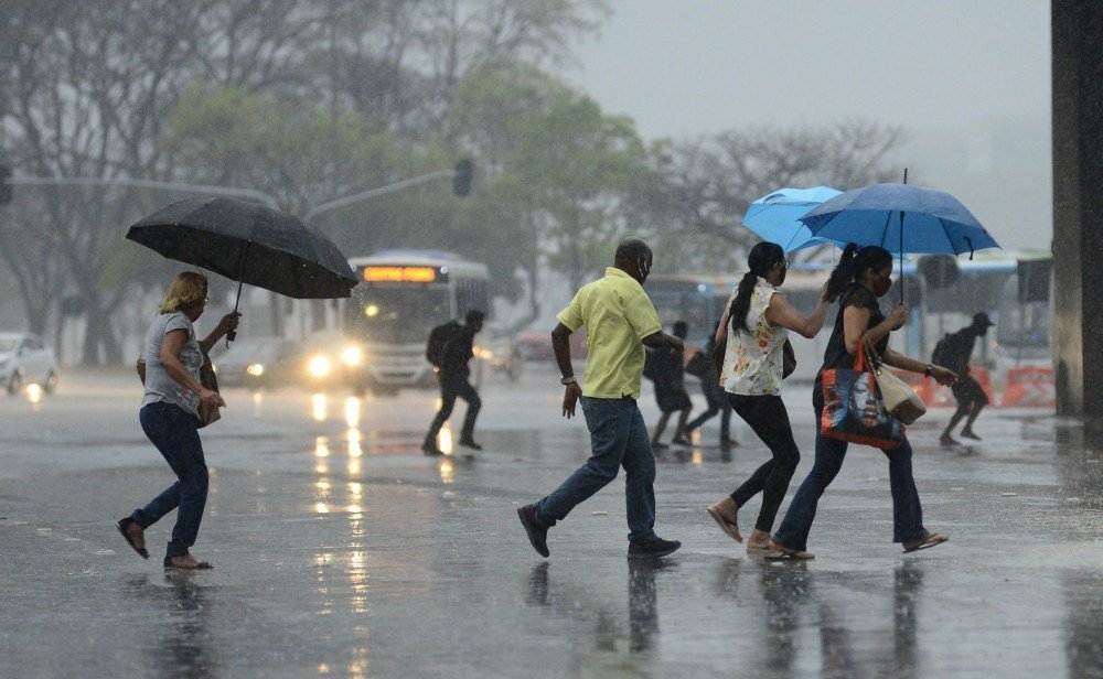 Sem previsão de calor, trovoadas e chuvas permanecem no DF