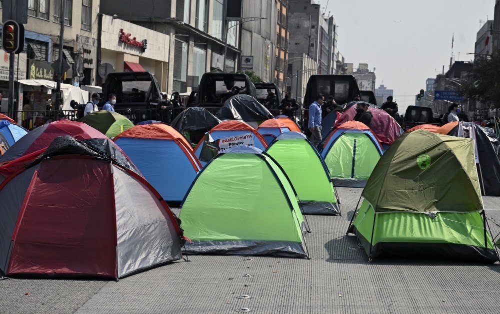 Opositores ao presidente do México acampam para exigir sua renúncia