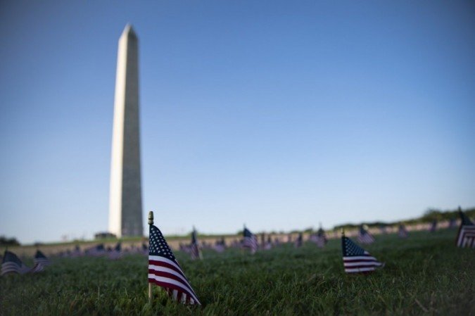 Um memorial para as pessoas que morreram em consequência do covid-19 foi montado no National Mall, em Washington, DC. O memorial consiste em 200 mil bandeiras americanas, uma para cada vítima americana da pandemia covid-19. - (crédito: Alex Edelman / AFP) Um memorial para as pessoas que morreram em consequência do covid-19 foi montado no National Mall, em Washington, DC. O memorial consiste em 200 mil bandeiras americanas, uma para cada vítima americana da pandemia covid-19. - (crédito: Alex Edelman / AFP)