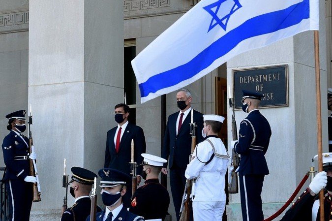 O secretário de defesa dos Estados Unidos, Mark Esper (E), dá as boas-vindas ao ministro da Defesa israelense, Benny Gantz, durante um cordão de honra no Pentágono em 22 de setembro de 2020 em Washington, DC. - (crédito: Olivier DOULIERY / AFP) O secretário de defesa dos Estados Unidos, Mark Esper (E), dá as boas-vindas ao ministro da Defesa israelense, Benny Gantz, durante um cordão de honra no Pentágono em 22 de setembro de 2020 em Washington, DC. - (crédito: Olivier DOULIERY / AFP)