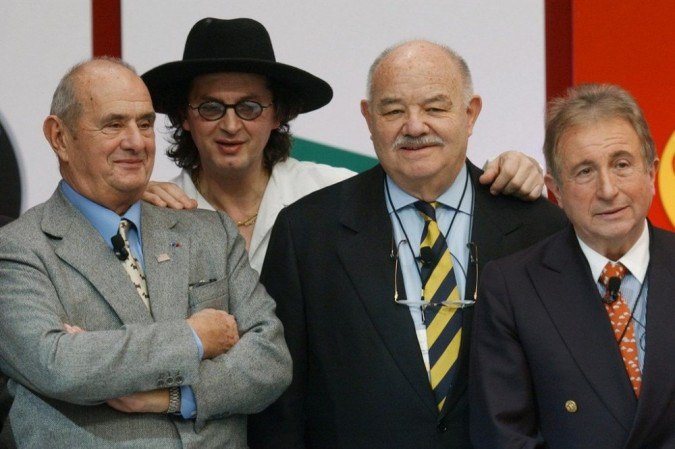 Nesta foto tirada em 21 de janeiro de 2003 (da esquerda para a direita) Paul Bocuse, Marc Veyrat, Pierre Troisgros e Michel Guerard posam durante a homenagem concedida aos Chefs franceses, fundadores da Nesta foto tirada em 21 de janeiro de 2003 (da esquerda para a direita) Paul Bocuse, Marc Veyrat, Pierre Troisgros e Michel Guerard posam durante a homenagem concedida aos Chefs franceses, fundadores da