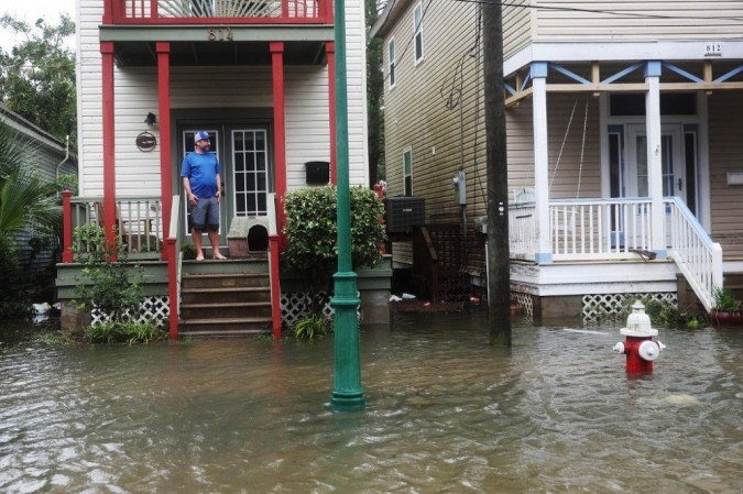 John Terrezza olha para uma rua inundada em frente de sua casa enquanto o furacão Sally passa pela área em 16 de setembro de 2020 em Pensacola, Flórida. - (crédito: Joe Raedle / Getty Images / AFP) John Terrezza olha para uma rua inundada em frente de sua casa enquanto o furacão Sally passa pela área em 16 de setembro de 2020 em Pensacola, Flórida. - (crédito: Joe Raedle / Getty Images / AFP)