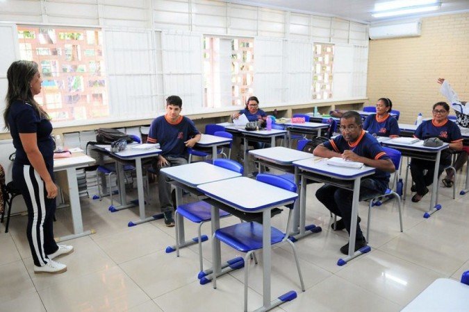 A circular n.º 240/2020 da Secretaria de Educação é dirigida a unidades escolares que ofertam regime semestral, o que engloba a Educação de Jovens e Adultos (EJA) e os Centros Interescolares de Línguas (CILs) - (crédito: Lúcio Bernardo Jr/Agência Brasília) A circular n.º 240/2020 da Secretaria de Educação é dirigida a unidades escolares que ofertam regime semestral, o que engloba a Educação de Jovens e Adultos (EJA) e os Centros Interescolares de Línguas (CILs) - (crédito: Lúcio Bernardo Jr/Agência Brasília)