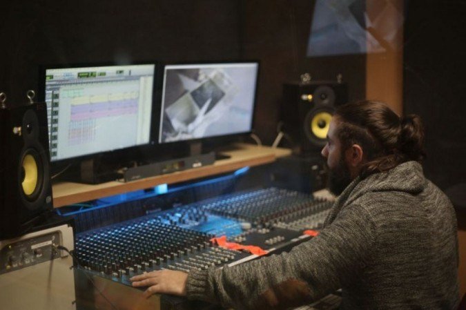 Radicado em manaus, Eduardo Zolhof é artista de áudio sênior e compositor-chefe do Black River Studios