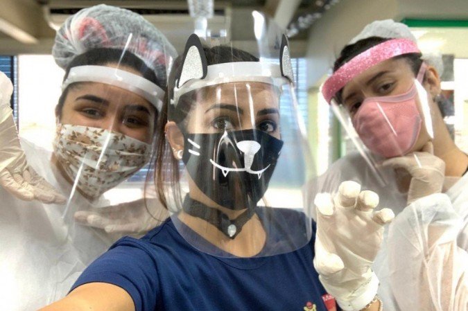 A professora Mirna Cardoso ministra aulas juntamente com equipe de assistência para auxiliar os alunos