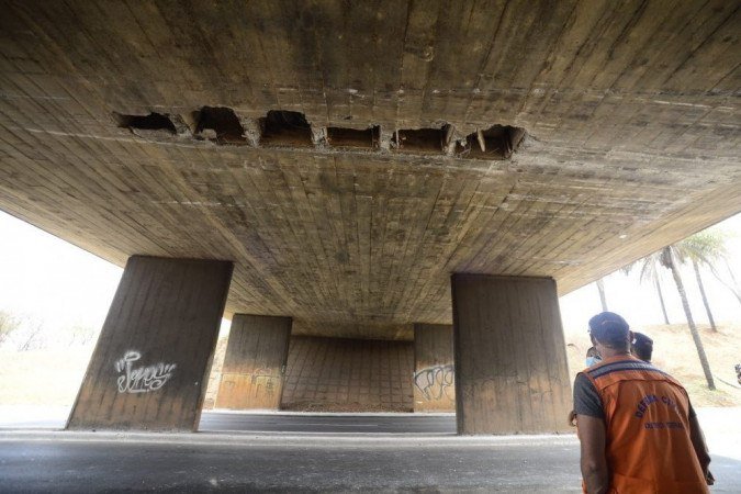 Placas de concreto do viaduto de acesso à Ponte Costa e Silva foram danificadas por caminhão - (crédito: Marcelo Ferreira/CB/DA PRESS) Placas de concreto do viaduto de acesso à Ponte Costa e Silva foram danificadas por caminhão - (crédito: Marcelo Ferreira/CB/DA PRESS)