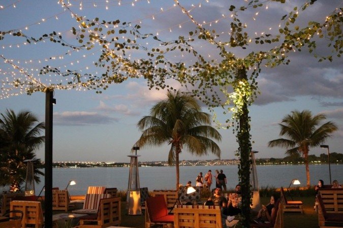 Em um palco ao ar livre, e com o distanciamento recomendado entre as mesas, o Wine Garden retoma a programação musical -  (crédito: WineGarden/Divulgação)