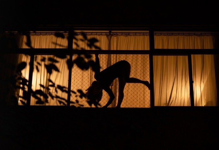 Coletivo Instrumento de Ver em um projeto chamado #trancaruaabreajanela