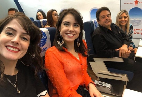 Marcella Carlos (camisa preta) e sua família na experiência de voo gastronômico na PanAm Experience Brasil.