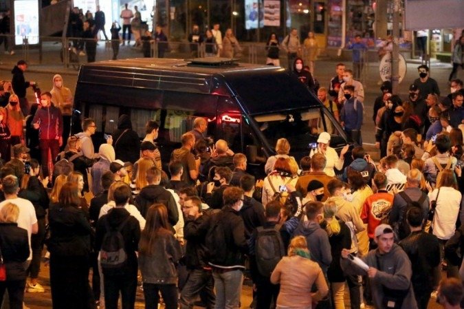 Manifestantes bloqueiam um ônibus da polícia durante um comício de oposição para protestar contra a posse presidencial em Minsk, em 23 de setembro de 2020. - (crédito: TUT.BY / AFP) Manifestantes bloqueiam um ônibus da polícia durante um comício de oposição para protestar contra a posse presidencial em Minsk, em 23 de setembro de 2020. - (crédito: TUT.BY / AFP)