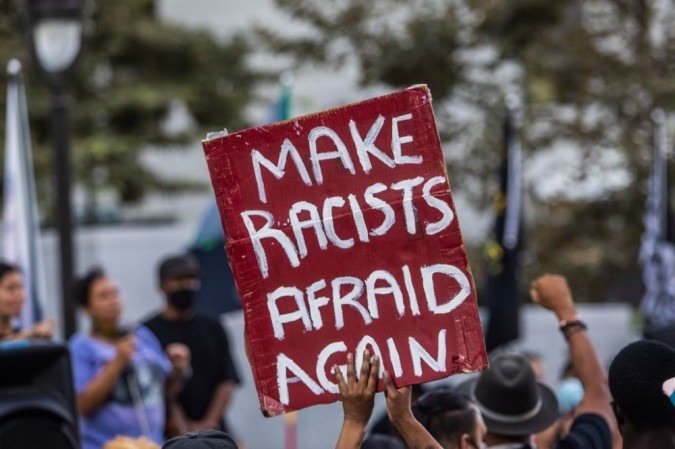 Manifestantes marcham contra a brutalidade policial em Los Angeles, em 23 de setembro de 2020, após uma decisão sobre o caso Breonna Taylor em Louisville, Kentucky. - (crédito: Apu GOMES / AFP) Manifestantes marcham contra a brutalidade policial em Los Angeles, em 23 de setembro de 2020, após uma decisão sobre o caso Breonna Taylor em Louisville, Kentucky. - (crédito: Apu GOMES / AFP)