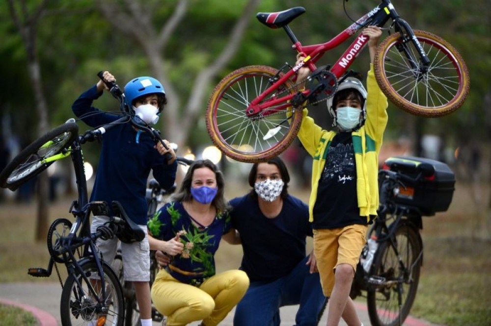 Sinal em forma de diamante com uma bicicleta alertando os