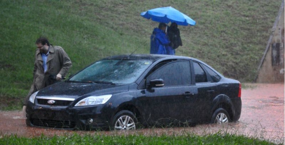 Alagou? Confira cuidados para lidar com a chuva em casa e na rua