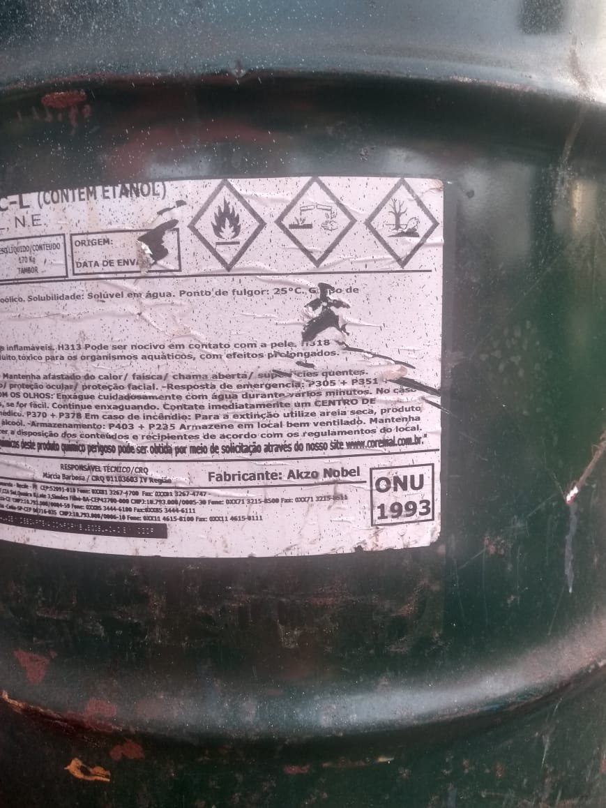 O produto não foi identificado, mas segundo um rótulo que estava anexado, possuía em sua composição álcool