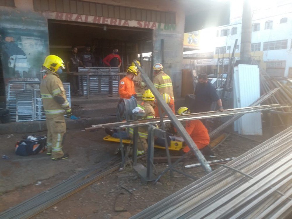Uma explosão de um tambor em uma serralheria no Setor de Oficinas (SOF) Comercial 2, em Planaltina, deixou um homem gravemente ferido na cabeça,