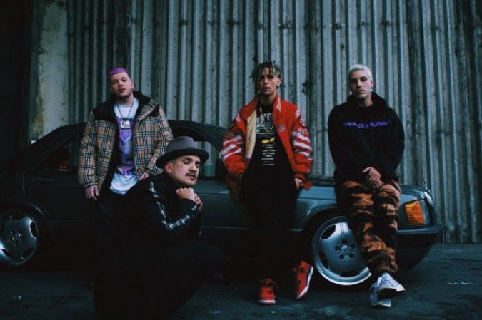 Pedro Qualy, SPVic e Spinardi posam ao lado de Ferrugem nos bastidores do clipe de 