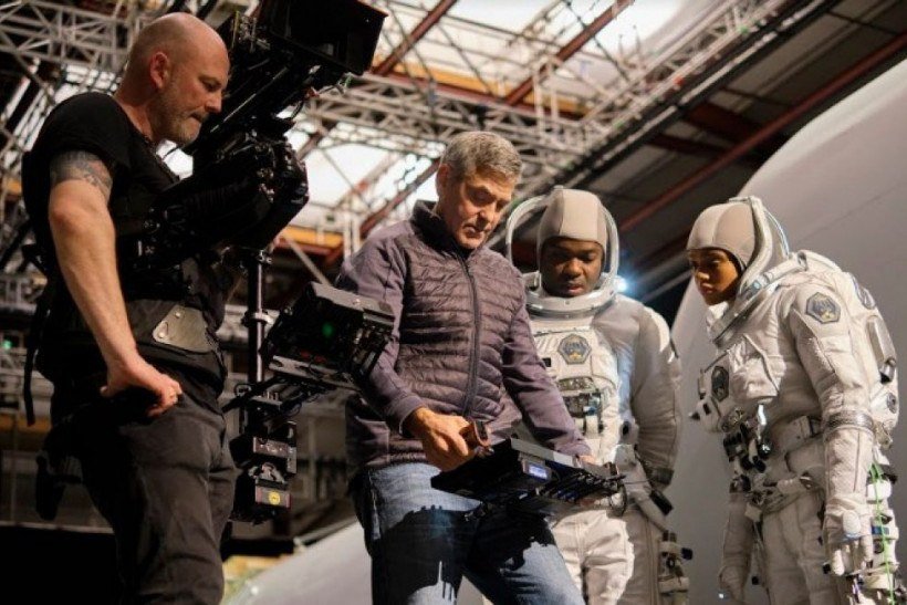 Bastidores do filme 'O céu da meia noite' da Netflix