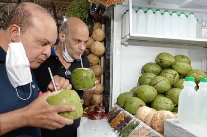 26/09/2020 Crédito: Alan Rios/CB/D.A Press. Brasil. Brasilia - DF.  Governador Ibaneis Rocha e o vice governador, Paco Brito, durante caminhada na Feira do Guará.