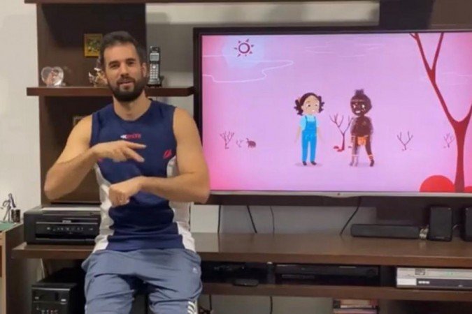 Professor de educação física Felipe Pimentel é surdo e, além de treinos, dá aulas de Libras em suas redes sociais - (crédito: Reprodução/YouTube) Professor de educação física Felipe Pimentel é surdo e, além de treinos, dá aulas de Libras em suas redes sociais - (crédito: Reprodução/YouTube)
