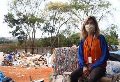 Edivania Alves trabalha como triadora de resíduos em uma cooperativa e mobilizadora na cidade de São Sebastião - (crédito: Ana Rayssa/CB/D.A.Press) Edivania Alves trabalha como triadora de resíduos em uma cooperativa e mobilizadora na cidade de São Sebastião - (crédito: Ana Rayssa/CB/D.A.Press)