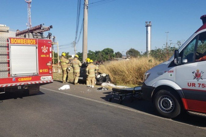 Acidente envolvendo dois carros e uma bicicleta deixou duas pessoas mortas e duas em estado grave 