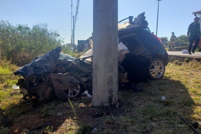 Acidente envolvendo dois carros e uma bicicleta deixou duas pessoas mortas e duas em estado grave 