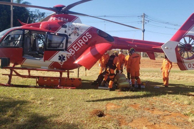 Acidente envolvendo dois carros e uma bicicleta deixou duas pessoas mortas e duas em estado grave 