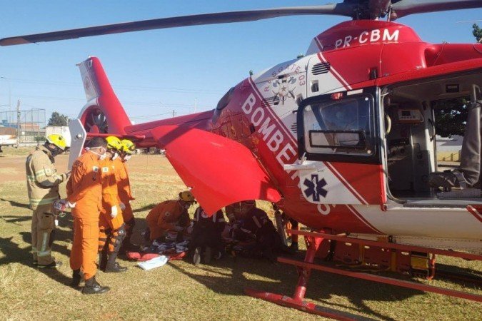 Acidente envolvendo dois carros e uma bicicleta deixou duas pessoas mortas e duas em estado grave 