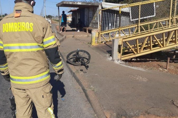 Acidente envolvendo dois carros e uma bicicleta deixou duas pessoas mortas e duas em estado grave 