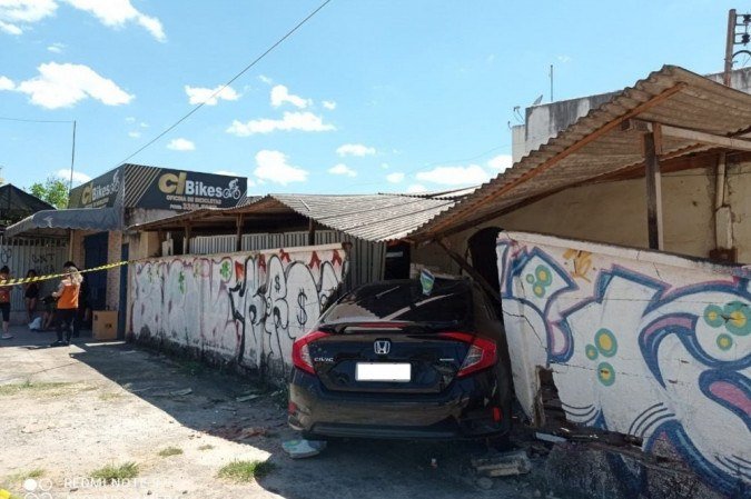 Defesa Civil interditou o imóvel; carro só será retirado depois que a casa for escorada - (crédito: PMDF/Divulgação) Defesa Civil interditou o imóvel; carro só será retirado depois que a casa for escorada - (crédito: PMDF/Divulgação)